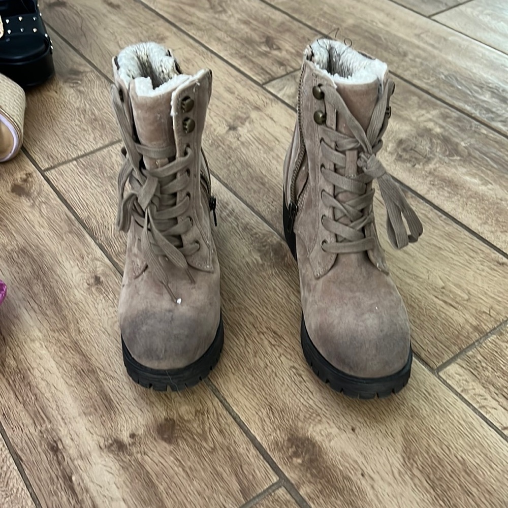 Brand new lace up lined boots from Billabong